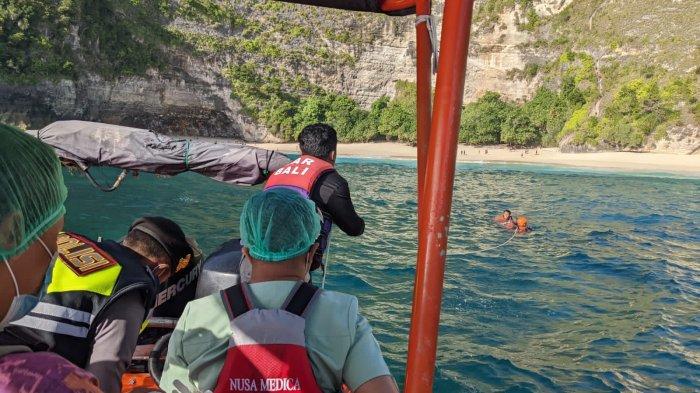Tim SAR gabungan mengevakuasi seorang WNA asal Prancis yang alami cedera akibat digulung ombak saat berenang di Pantai Kelingking, Nusa Penida, Rabu 24 Agustus 2022.