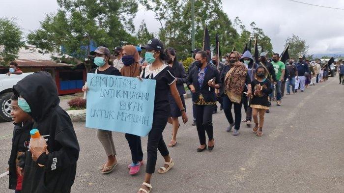 Ratusan tenaga kesehatan menggelar Long March di Oksibil