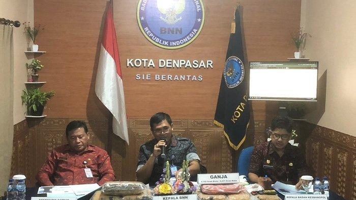 Sepanjang tahun 2022, Badan Narkotika Nasional Kota (BNNK) Denpasar, berhasil mengungkap 4 kasus penyalahgunaan narkotika di wilayah Denpasar dengan 6 orang tersangka.
Hal ini disampaikan Kepala BNNK Kota Denpasar, Kombes Pol Ketut Adnyana Putera, Jumat (30/12/2022).
Pada pelaksanaan press release Kinerja BNN Kota Denpasar 2022, bersama Sekda Kota Denpasar, IB Alit Wiradana.
Dan Kaban Kesbangpol Kota Denpasar, A.A.N Gede Darma Putra Atmadja.