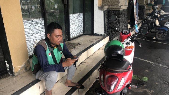 Driver Ojol yang mangkal di salah satu pertokoan menunggu orderan.