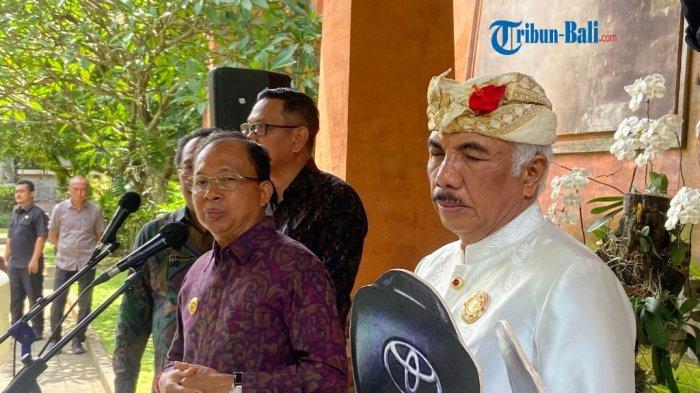 Gubernur Bali Wayan Koster bersama MDA Provinsi Bali dalam jumpa pers di Rumah Jabatan Jayasabha.