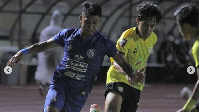 Duel sengit pemain Arema FC Dedik Setiawan ditempel ketat pemain Barito Putera di laga kedua Grup A Piala Menpora 2021, Kamis 25 Maret 2021. Di laga ini Arema kalah 2-1 atas Barito Putera, sejumlah titik lemah Singo Edan pun terungkap.