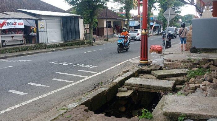 Kondisi trotoar - Perbaikan drainase ini ditangani oleh Dinas PUPR Provinsi Bali, mengingat ruas jalan tersebut merupakan kewenangan Provinsi Bali.
Anggaran kegiatan ini dialokasikan sebesar Rp 47 miliar.
Kendati demikian, Sedana Arta menegaskan pihaknya melalui APBD Bangli juga telah menganggarkan Rp 3 miliar, untuk perbaikan drainase di ruas jalan kabupaten.