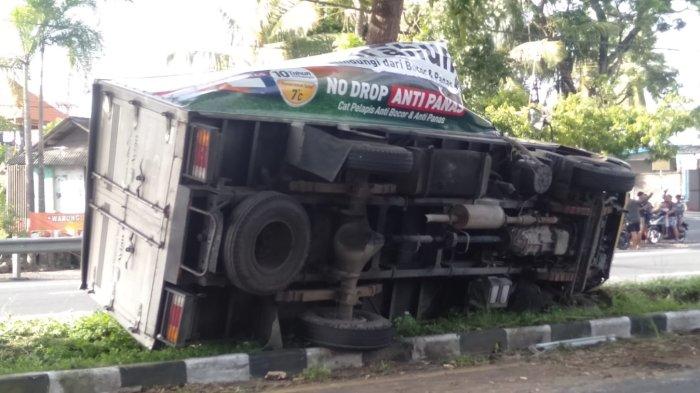 Breaking News!
Tragedi kecelakaan kembali terjadi di wilayah Gianyar.
Tepatnya di By Pass Ida Bagus Mantra, yang jika dari arah Denpasar maka sebelum Pantai Purnama.
Tragedi kecelakaan ini, antara mobil box dengan sepeda motor jenis Honda Beat.
Korban dikabarkan telah dilarikan ke RSU Ganesha.