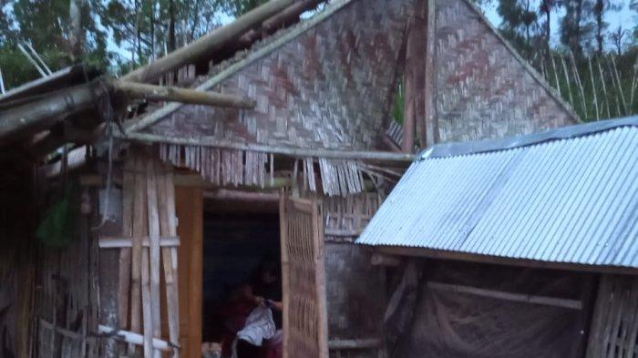 Hujan disertai angin kencang, juga terjadi di Kecamatan Kintamani, Bangli, Bali.
Hal ini mengakibatkan sejumlah kerusakan fasilitas umum dan pribadi.
Sebuah tiang listrik dilaporkan roboh, hingga mengakibatkan listrik padam.
Selain itu atap beberapa rumah warga juga dilaporkan mengalami kerusakan.