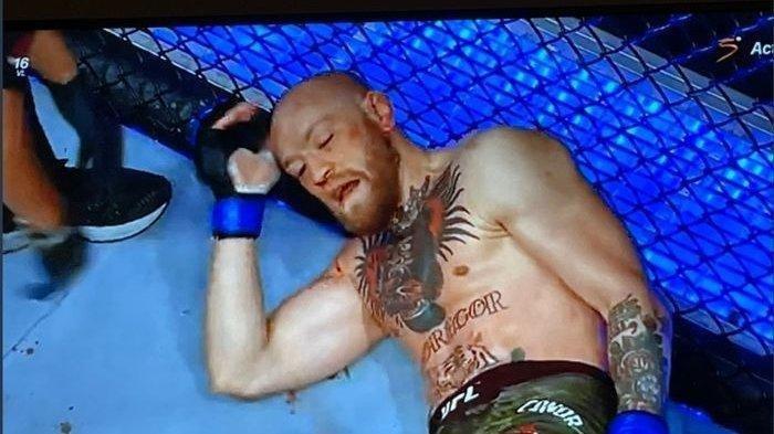 Ekspresi Conor McGregor saat terjatuh seusai kena pukulan Dustin Poirier di UFC 257, Minggu (24/1/2021) WIB di Abu Dhabi.