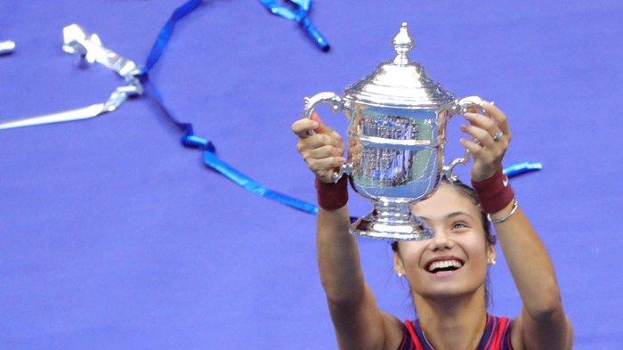 Petenis Inggris Emma Raducanu bersukaria dengan trofi juara US Open setelah memenangkan laga final melawan Leylah Fernandez dari Kanada di USTA Billie Jean King National Tennis Center New York, Sabtu 11 September 2021.