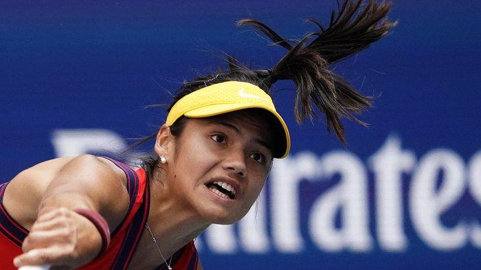 Petenisn Inggris Emma Raducanu saat melawan petenis AS Shelby Rogers pada putaran keempat tunggal putri turnamen Tenis AS Terbuka 2021 di New York, 6 September 2021.
