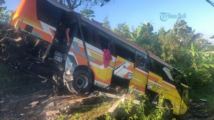 Evakuasi kendaraan bus yang diduga mengalami rem blong di Banjar Pacung, Desa/Kecamatan Baturiti, Tabanan, Minggu 19 Juni 2022. (TB/Ardhiangga Ismayana).