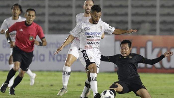 Evan Dimas (kanan) berduel dengan Gelandang Bali United Diego Assiss pada laga ui coba Timnas U23 Indonesia vs Bali United di Stadion Madya Senayan, Jakarta, pada Minggu, 7 Maret 2021 malam WIB.