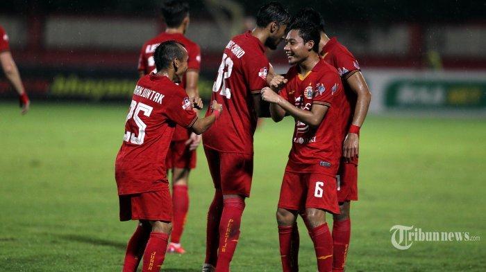 Pemain Persija Jakarta Evan Dimas Merayakan golnya ke gawang Bhayangkara FC dalam pertandingan lanjutan Liga 1 di Stadion PTIK, Jakarta, Sabtu (14/3/2020). Pertandingan berakhir imbang 2-2 antar sesama tim asal Jakarta tersebut.