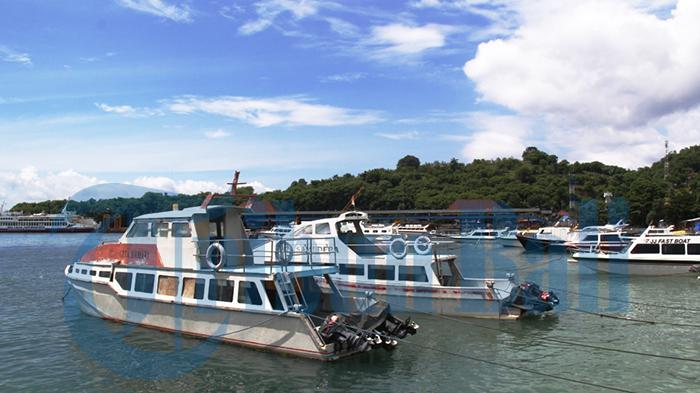 Fast Boat Parkir di Pelabuhan Padang Bai - Beberapa kapal ferry mengalami kesulitan menyandar, di Dermaga Pelabuhan Padang Bai, Desa Padang Bai, Kecamatan Manggis, Karangasem, Selasa (30/8/2022).
Pemicunya kaarena ombak pasang, di pantai sekitar Pelabuhan Padang Bai.