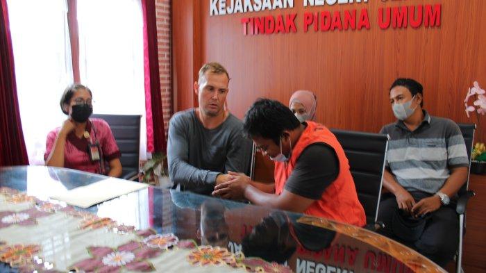 Suasana mediasi antara korban bule asal USA dengan pelaku pencurian dompet di Kejari Jembrana, Selasa 30 Agustus 2022.