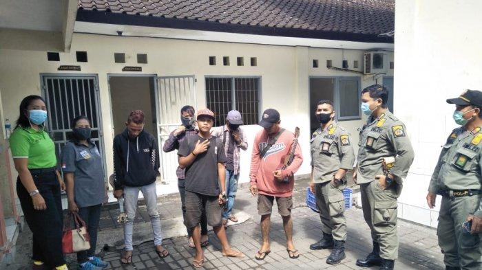 Foto pengamanan manusia perak dan pengamen di Denpasar
