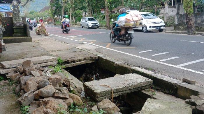 Kondisi Trotoar - Sedana Arta mengatakan perbaikan drainase meliputi sisi kanan dan kiri jalan, dan sudah termasuk perbaikan trotoarnya. Disampaikan pula, perbaikan drainase ini tujuan utamanya untuk mengatasi banjir, dengan cara memecah jalur pembuangan air yang mengarah ke kota Bangli.