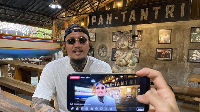 Kadek Dharma Apriana alias Unggit Desti saat ditemui di warungnya, Pan-Tantri di wilayah Sanur, Denpasar mengungkapkan kekhawatiran kebijakan arak termasuk Hari Arak dapat memberikan pengaruh buruk untuk generasi muda.