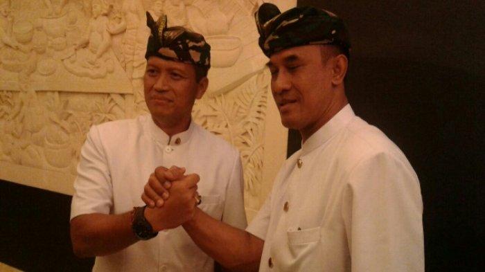 Gede Widiyana (kanan) saat pangkat kolonel menggantikan Danrem 163/Wira Satya yang saat itu dijabat I Nyoman Cantiasa (kiri).