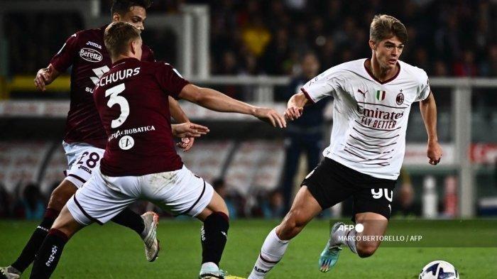 Gelandang AC Milan Charles De Ketelaere (kanan) berebut bola dengan bek Torino Perr Schuurs dalam pertandingan Serie A Italia antara Torino dan AC Milan di “Stadion Grande Torino” pada 30 Oktober 2022. Hasil Liga Italia tadi malam, AC Milan dan Lazio sama-sama kalah dari tim papan tengah.