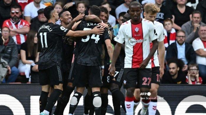 Gelandang Arsenal asal Swiss Granit Xhaka melakukan selebrasi bersama rekan setimnya setelah mencetak gol pembuka pertandingan sepak bola Liga Inggris antara Southampton dan Arsenal di St Mary's Stadium di Southampton, Inggris selatan pada 23 Oktober 2022.