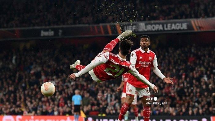 Gelandang Arsenal, Fabio Vieira mencoba melakukan tendangan over head selama pertandingan Grup A Liga Eropa antara Arsenal dan FC Zurich di Stadion Arsenal pada 3 November 2022.
GLYN KIRK / AFP
