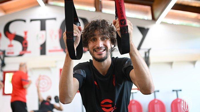 Gelandang asal Prancis, Yacine Adli tengah berlatih di pusat latihan AC Milan beberapa waktu lalu.