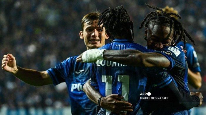 Gelandang Atalanta Inggris Ademola Lookman (tengah) merayakan dengan bek Atalanta Prancis Brandon Soppy (kanan) dan gelandang Atalanta Belanda Marten de Roon setelah mencetak gol selama pertandingan sepak bola Serie A Italia antara Atalanta dan Sassuolo pada 15 Oktober 2022 di Atleti Azzurri d'Italia stadion di Bergamo.