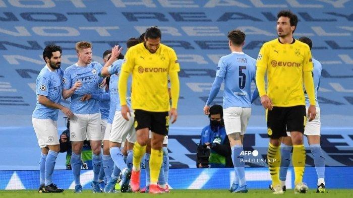 Gelandang Belgia Manchester City Kevin De Bruyne (3L) merayakan mencetak gol pembuka selama pertandingan sepak bola perempat final leg pertama Liga Champions UEFA antara Manchester City dan Borussia Dortmund di Stadion Etihad di Manchester, barat laut Inggris, pada 6 April 2021.