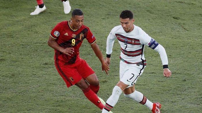 Gelandang Belgia Youri Tielemans membayangi penyerang Portugal Cristiano Ronaldo pada laga 16 besar Euro 2020 di Stadion La Cartuja, Sevilla, Senin, 28 Juni 2021 dini hari WIB.