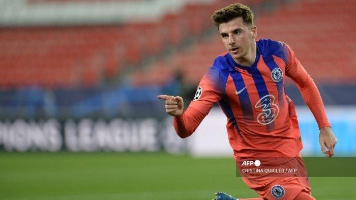 Gelandang Chelsea asal Inggris, Mason Mount, merayakan gol dalam pertandingan sepak bola perempat final leg pertama Liga Champions UEFA antara FC Porto dan Chelsea FC di stadion Ramon Sanchez Pizjuan di Seville pada 7 April 2021.