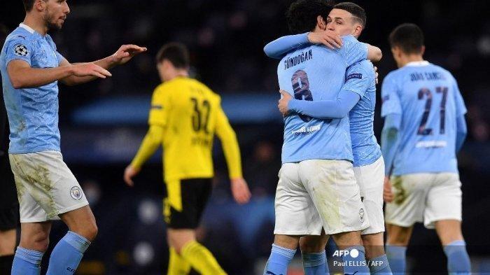 Gelandang Inggris Manchester City Phil Foden (2R) merayakan mencetak gol kedua timnya dengan gelandang Manchester City Jerman Ilkay Gundogan selama pertandingan sepak bola perempat final leg pertama Liga Champions UEFA antara Manchester City dan Borussia Dortmund di Stadion Etihad di Manchester, barat laut Inggris , pada 6 April 2021.