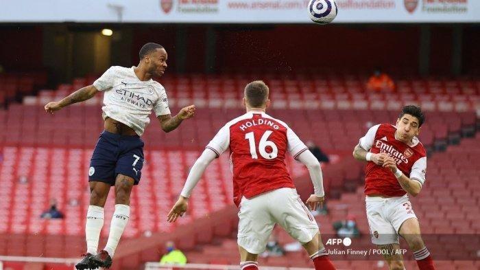 Gelandang Inggris Manchester City Raheem Sterling (kiri) melompat untuk mencetak gol pembuka pertandingan sepak bola Liga Premier Inggris antara Arsenal dan Manchester City di Emirates Stadium di London pada 21 Februari 2021. Julian Finney / POOL / AFP