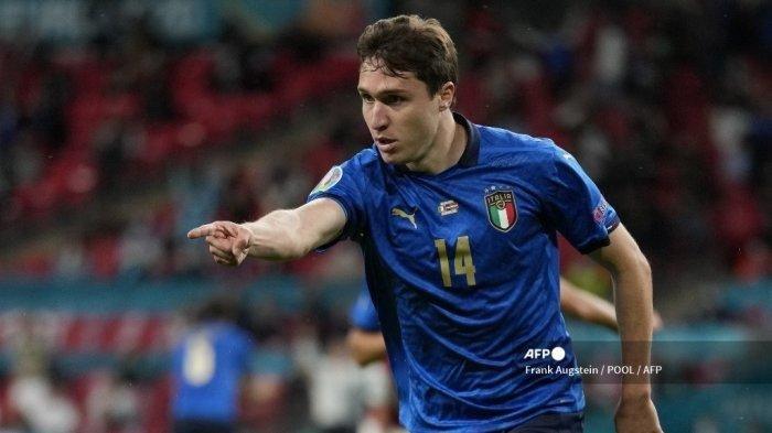 Gelandang Italia Federico Chiesa merayakan setelah mencetak gol pembuka pada pertandingan sepak bola babak 16 besar UEFA EURO 2020 antara Italia dan Austria di Stadion Wembley di London pada 26 Juni 2021.