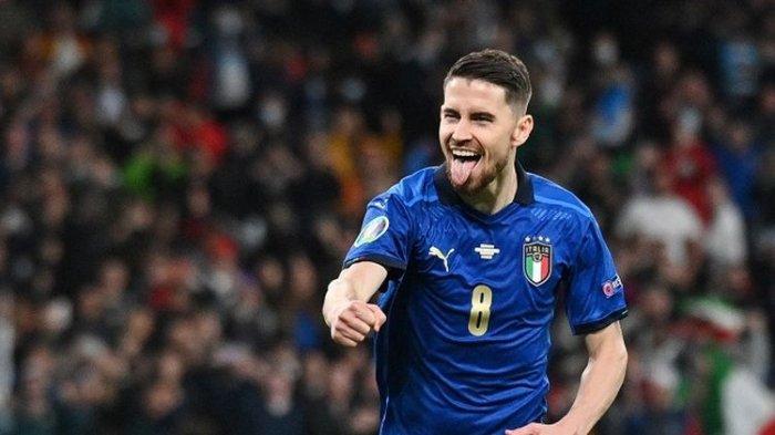 Gelandang Italia Jorginho berselebrasi setelah mencetak gol kemenangan dalam adu penalti selama pertandingan semifinal Euro 2020 antara Italia vs Spanyol di Stadion Wembley di London pada 6 Juli 2021.