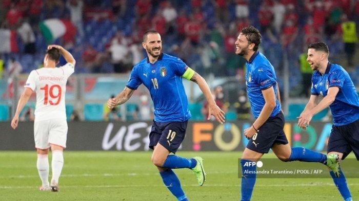 Gelandang Italia Manuel Locatelli (2R) merayakan dengan rekan setimnya setelah ia mencetak gol kedua tim selama pertandingan sepak bola Grup A UEFA EURO 2020 antara Italia dan Swiss di Stadion Olimpiade di Roma pada 16 Juni 2021. Alessandra Tarantino / POOL / AFP