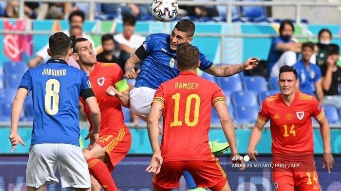 Gelandang Italia Marco Verratti (tengah) menyundul bola di depan pemain depan Wales Gareth Bale (CL) selama pertandingan sepak bola Grup A UEFA EURO 2020 antara Italia dan Wales di Stadion Olimpiade di Roma pada 20 Juni 2021.