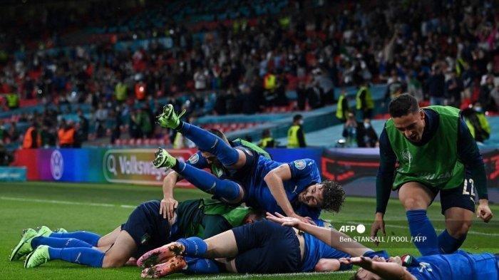Gelandang Italia Matteo Pessina merayakan dengan rekan setimnya setelah mencetak gol kedua tim selama perpanjangan waktu dalam pertandingan sepak bola babak 16 besar UEFA EURO 2020 antara Italia dan Austria di Stadion Wembley di London pada 26 Juni 2021.