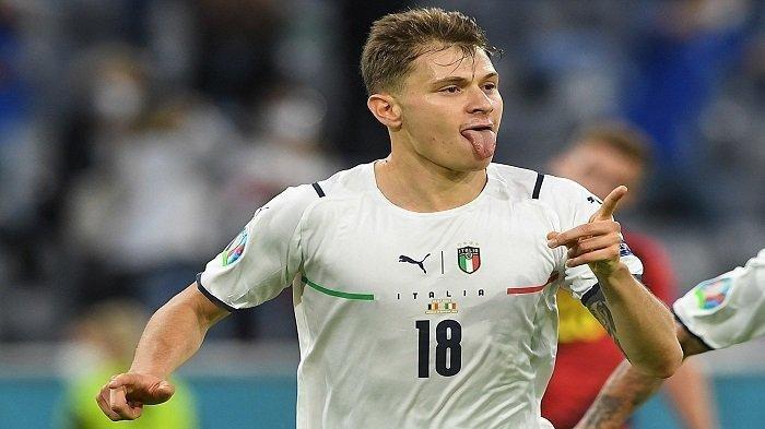 Gelandang Italia Nicolo Barella merayakan mencetak gol pertama tim selama pertandingan sepak bola perempat final UEFA EURO 2020 antara Belgia dan Italia di Allianz Arena di Munich pada 2 Juli 2021.