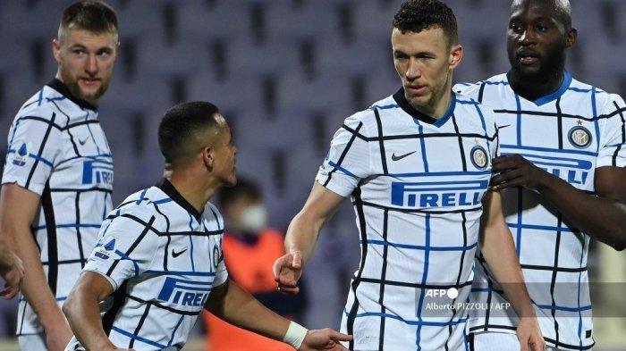 Gelandang Kroasia Inter Milan Ivan Perisic (2ndR) merayakan dengan (Dari kiri) bek Slovakia Inter Milan Milan Skriniar, penyerang Inter Milan dari Chili Alexis Sanchez dan pemain depan Inter Milan dari Belgia Romelu Lukaku setelah mencetak gol selama pertandingan sepak bola Serie A Italia Fiorentina vs Inter Milan pada Februari 5, 2021 di stadion Artemio-Franchi di Florence. Alberto PIZZOLI / AFP