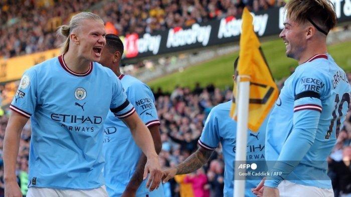 Gelandang Manchester City Inggris Jack Grealish (kanan) merayakan mencetak gol pertama timnya dengan striker Norwegia Manchester City Erling Haaland selama pertandingan sepak bola Liga Premier Inggris antara Wolverhampton Wanderers dan Manchester City di stadion Molineux di Wolverhampton, Inggris tengah pada 17 September 2022.