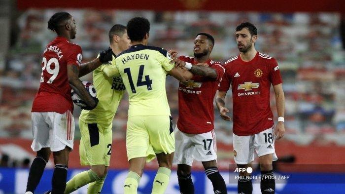 Gelandang Newcastle United asal Inggris, Isaac Hayden (tengah) berdebat dengan gelandang Manchester United asal Brazil, Fred (kedua dari kanan) selama pertandingan sepak bola Liga Utama Inggris antara Manchester United dan Newcastle di Old Trafford di Manchester, barat laut Inggris, pada 21 Februari 2021. PHIL NOBLE / POOL / AFP (
