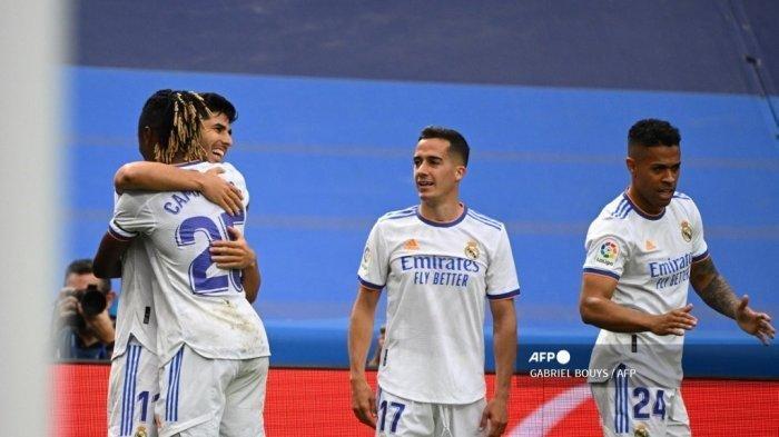 Gelandang Real Madrid Spanyol Marco Asensio (kiri) merayakan dengan rekan setimnya setelah mencetak gol ketiga timnya selama pertandingan sepak bola Liga Spanyol antara Real Madrid CF dan RCD Espanyol di stadion Santiago Bernabeu di Madrid pada 30 April 2022. GABRIEL BOUYS / AFP