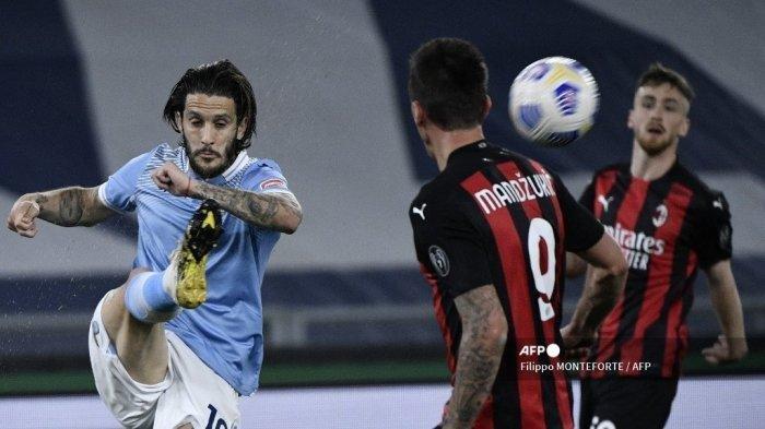 Gelandang Spanyol Lazio Luis Alberto (kiri) saat pertandingan sepak bola Serie A Italia Lazio vs Ac Milan di stadion Olimpiade di Roma pada 26 April 2021.