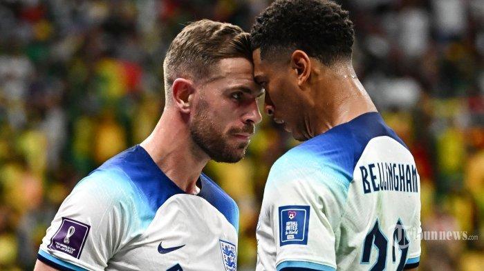 Gelandang Inggris Jordan Henderson (kiri) merayakan dengan gelandang Inggris Jude Bellingham setelah dia mencetak gol pertama timnya selama pertandingan sepak bola babak 16 besar Piala Dunia Qatar 2022 antara Inggris dan Senegal di Stadion Al-Bayt di Al Khor, utara Doha pada bulan Desember 4, 2022. (Photo by Anne-Christine POUJOULAT / AFP)