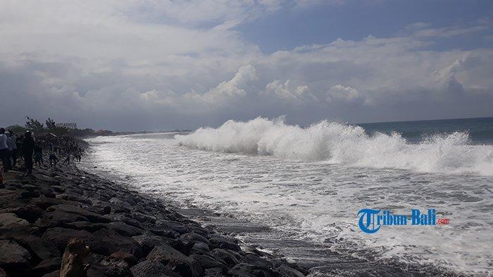 Gelombang tinggi di Pantai Padanggalak Kesiman Denpasar, Bali, Minggu 17 Juli 2022. -UPDATE Prakiraan Cuaca Pelabuhan 19-20 Juli 2022, tetap Waspada Walau Tak ada Gelombang Tinggi