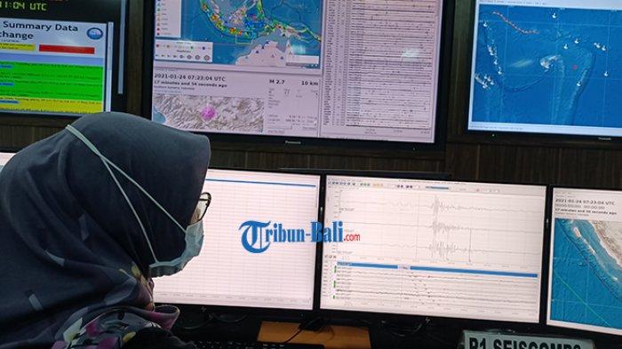 Observer PGR III Denpasar Bali memperlihatkan getaran yang terekam di sensor milik BMKG di Singaraja, Minggu 24 Januari 2021.