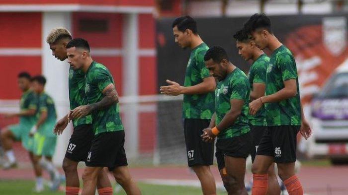 Gol balas dendam Borneo FC terjadi menit ke-16 dari Fajar Faturahman.
Tendangan apik nan keras, melewati tangan Teja Paku Alam dan bersarang ke gawang Persib Bandung.Â
Skor sementara Persib Bandung vs Borneo FC 1-1.Â
Nampaknya memang kedua tim sama-sama semangat untuk menang.Â
Sehingga tidak ada yang mau mengalah.
Menit ke-22 Terens kembali mendapatkan peluang dari bola liar yang awalnya dibawa Pato dengan serangan individu.
Teja Paku Alam berhasil menghalau serangan Pato.Â
Namun sayang, Terens akhirnya mengeksekusi dan memberikan gol ke gawang Persib Bandung.
Sehingga skor Persib Bandung vs Borneo FC 1-2.
Lini tengah akhirnya dikuasai Borneo FC, dan pandai mencuri bola liar untuk celah gol ke gawang lawan.Â