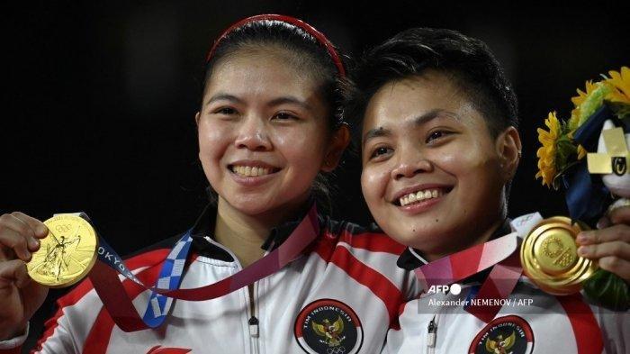 Atlet Indonesia Apriyani Rahayu (kanan) dan Greysia Polii Indonesia berpose dengan medali emas bulu tangkis ganda putri mereka pada upacara selama Olimpiade Tokyo 2020 di Musashino Forest Sports Plaza di Tokyo pada 2 Agustus 2021.