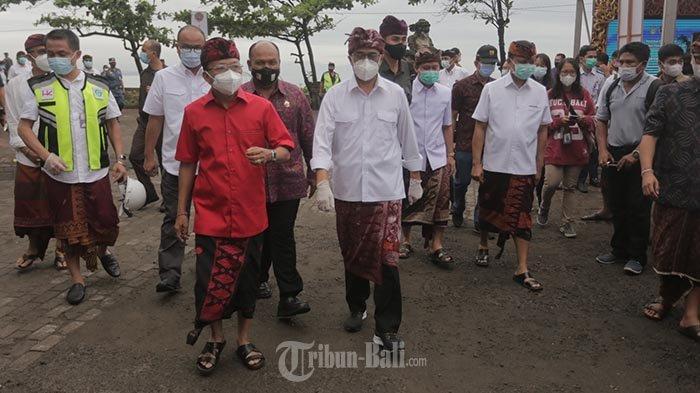 Menteri Perhubungan, Budi Karya Sumadi didampingi Gubernur Wayan Koster meletakkan batu pertama dalam acara Groundbreaking Pelabuhan laut dan Pelabuhan penyeberangan Sanur di Pantai Matahari Terbit, Denpasar, Sabtu (12/12/2020).