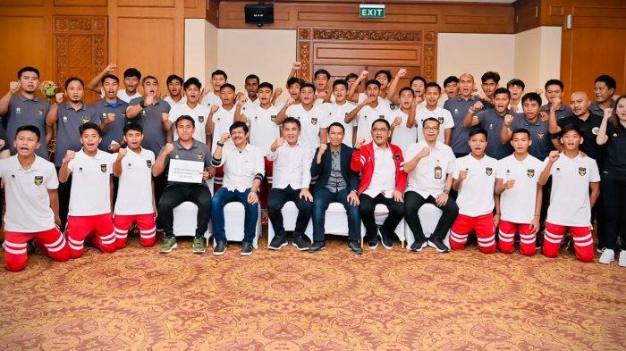 Presiden Joko Widodo memberikan apresiasi, berupa hadiah Rp 1 miliar kepada Timnas Indonesia U-16.
Bonus ini diberikan kepada Timnas Indonesia U-16, atas prestasinya menjuarai Piala AFF U16 tahun 2022.
Bonus hadiah Rp 1 miliar itu, diserahkan oleh Deputi Bidang Protokol, Pers dan Media Sekretariat Presiden, Bey Machmudin, di Hotel Sultan, Jakarta, Kamis sore, 18 Agustus 2022.