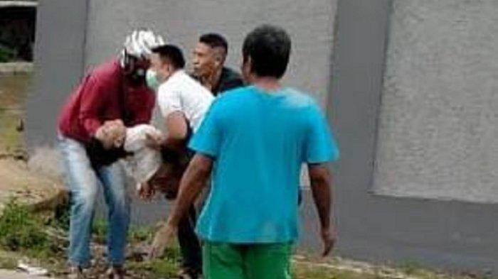 Tangkapan layar video paska kecelakaan di jalur Nagreg, korban dibawa dan ditemukan meninggal dunia di Sungai Serayu, Jawa Tengah.